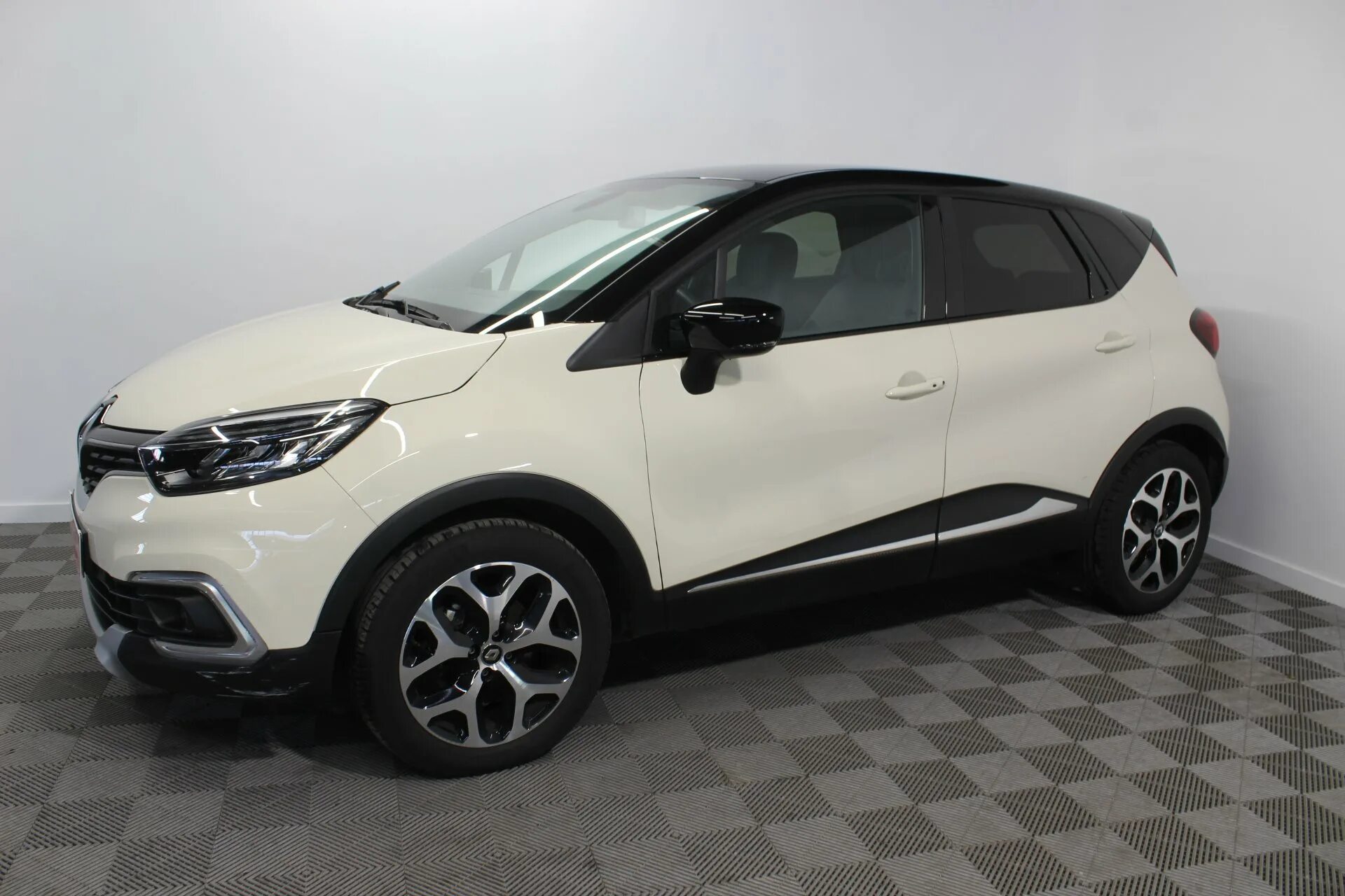 Renault kaptur купить. Рено Каптур 2021. Рено Каптур 2019 белый. Рено Каптур 2019 серебристый. Рено Каптур белый с черной крышей 2021.