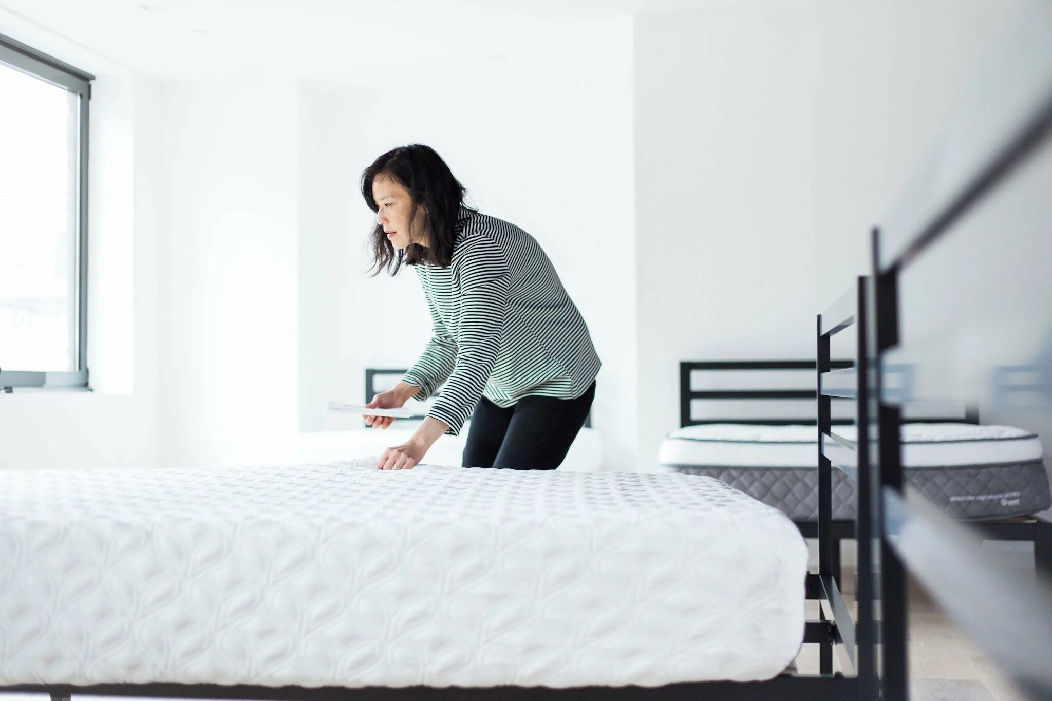 Сон в доме на улице. Девушка выбирает кровать. Mattress buying Guide. Комфорт для сна. Old Mattress woman.