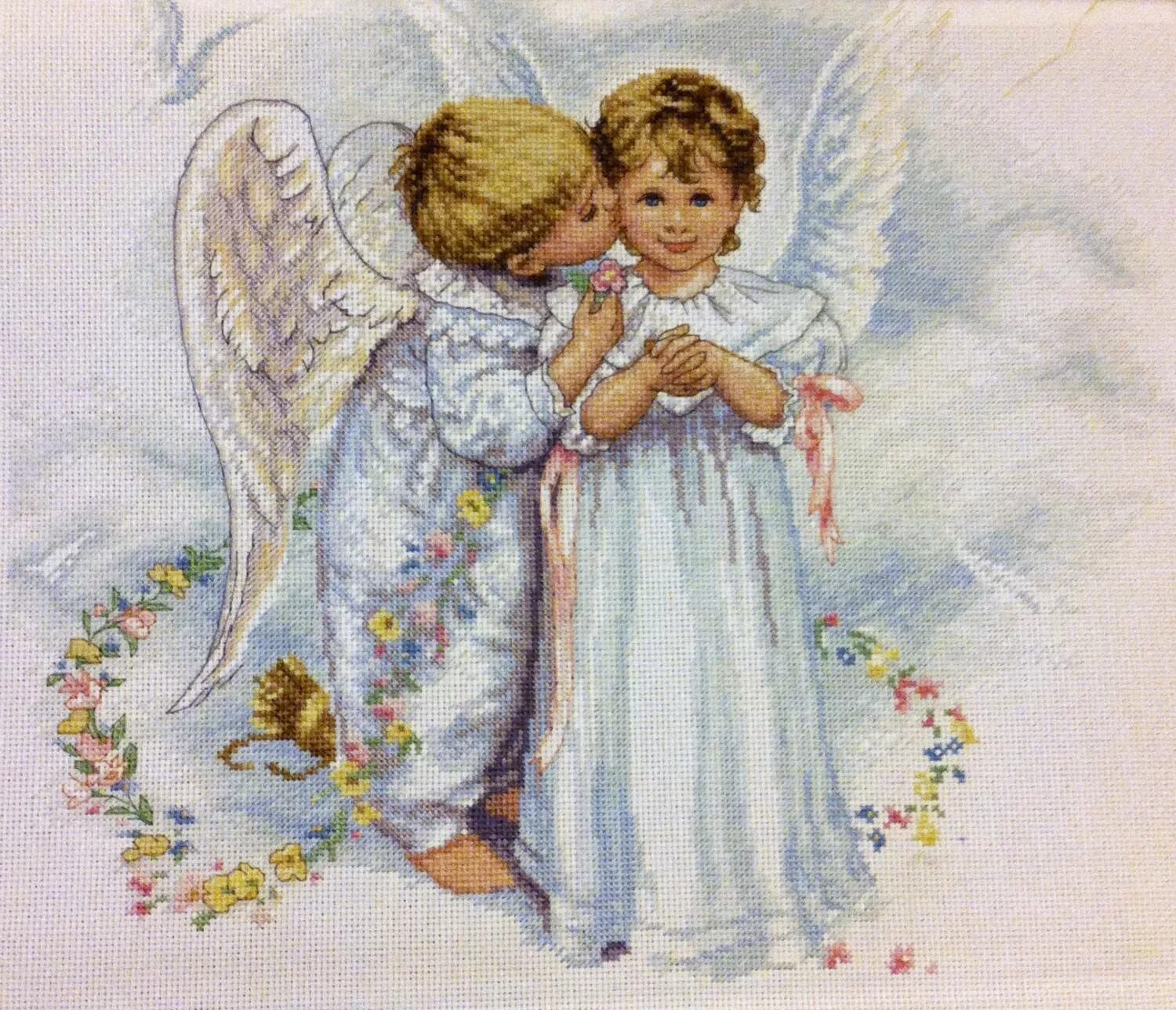 Ангел поцеловал. Поцелуй ангела. Ангел целует ангела. Ангелочек целует ангелочка. Ангел целует ангелочка.