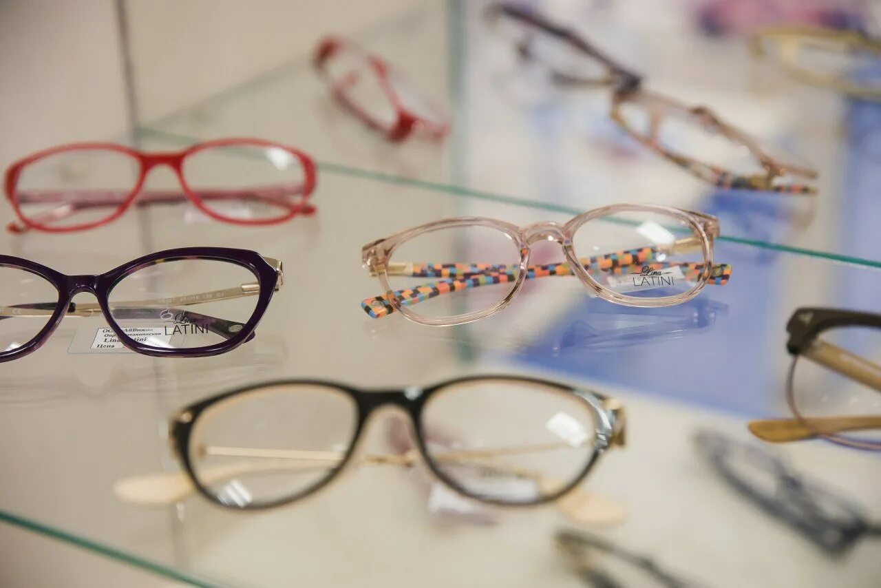 Купить очки в аптеке. Оптика очки. Оптические очки. Очки в оптике. Оптика очки для зрения.