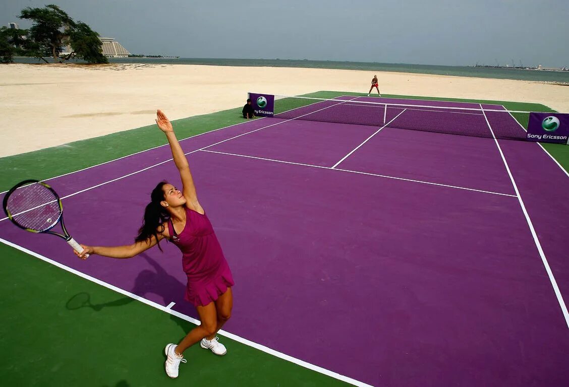 Likes playing tennis. Теннис. Теннисный корт с игроками. Теннисистка на поле. Люди на теннисном корте.