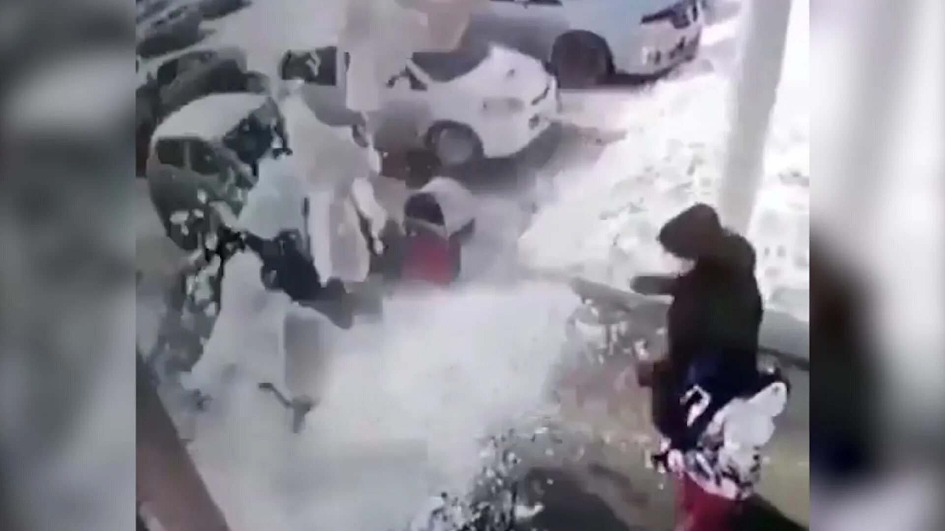 Что разбивается но никогда не падает
