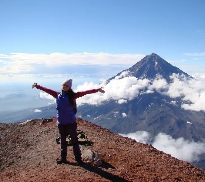Восхождение на авачинский вулкан камчатка. Человек на вулкане камчатка. Тур на камчатку вулканы. Вулкан авачинский прогулка. Извержение вулкана толбачик 2020.