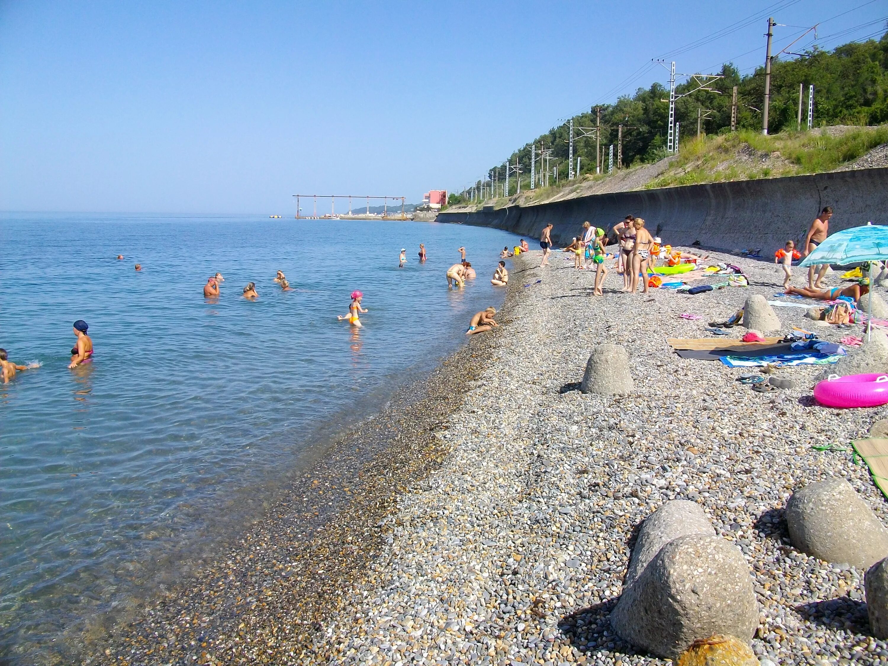 Пляж поселка Вардане. Лоо поселок Вардане. Город Вардане Краснодарский край. Пляж Вардане Сочи. Дикий пляж отдыхающих