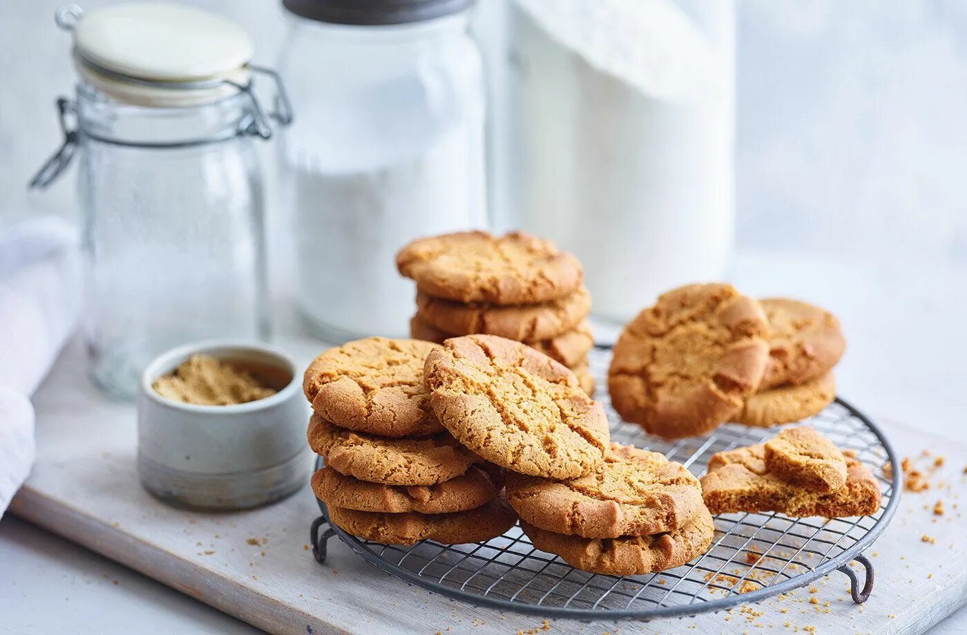 Печенье. Печенье макро. Biscuit. Домашнее печенье на белом фоне.