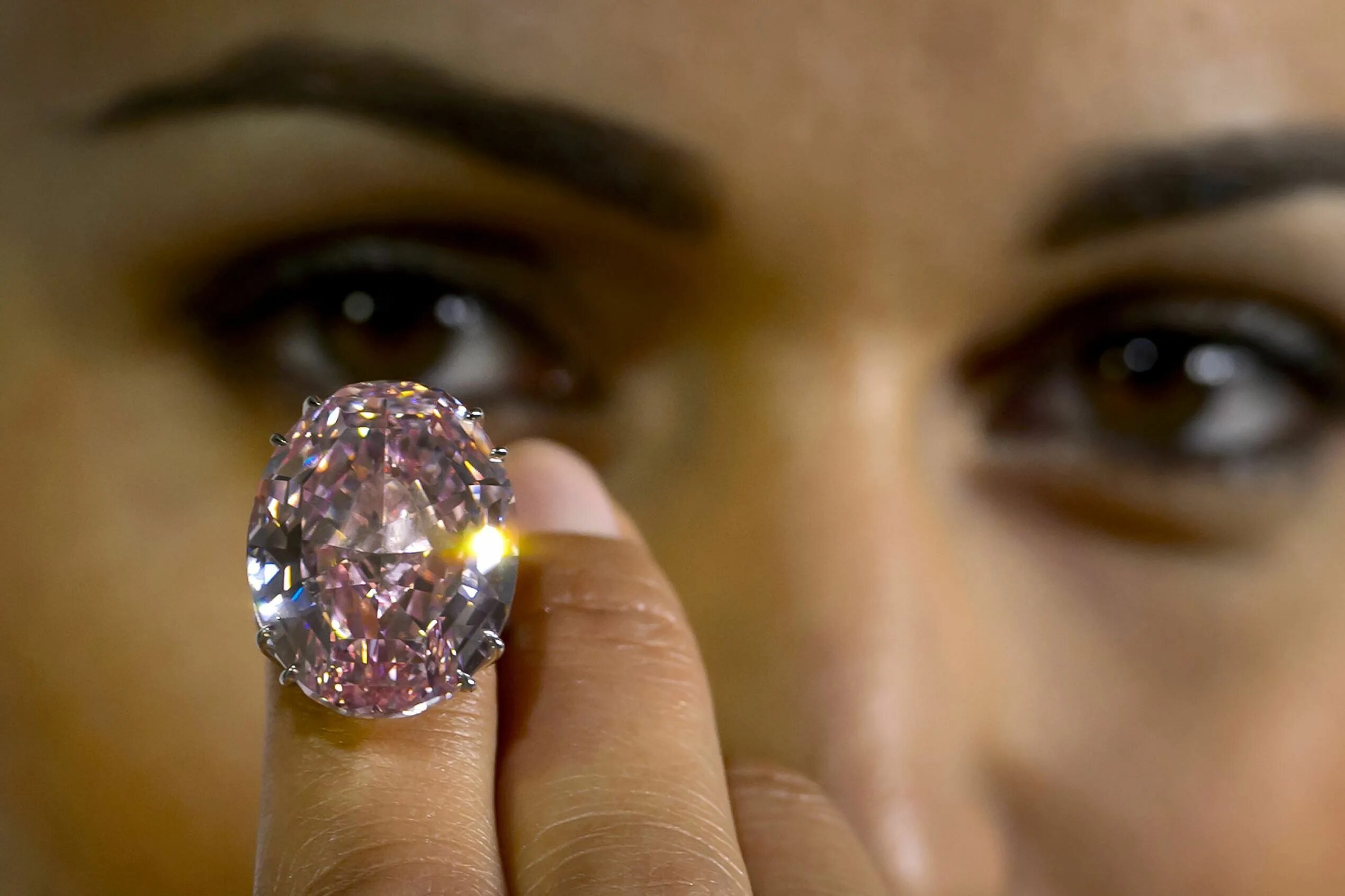 Какие драгоценные камни самые дорогие. Бриллианта Pink Star весом 59,6 карата.. Дорогие камни.