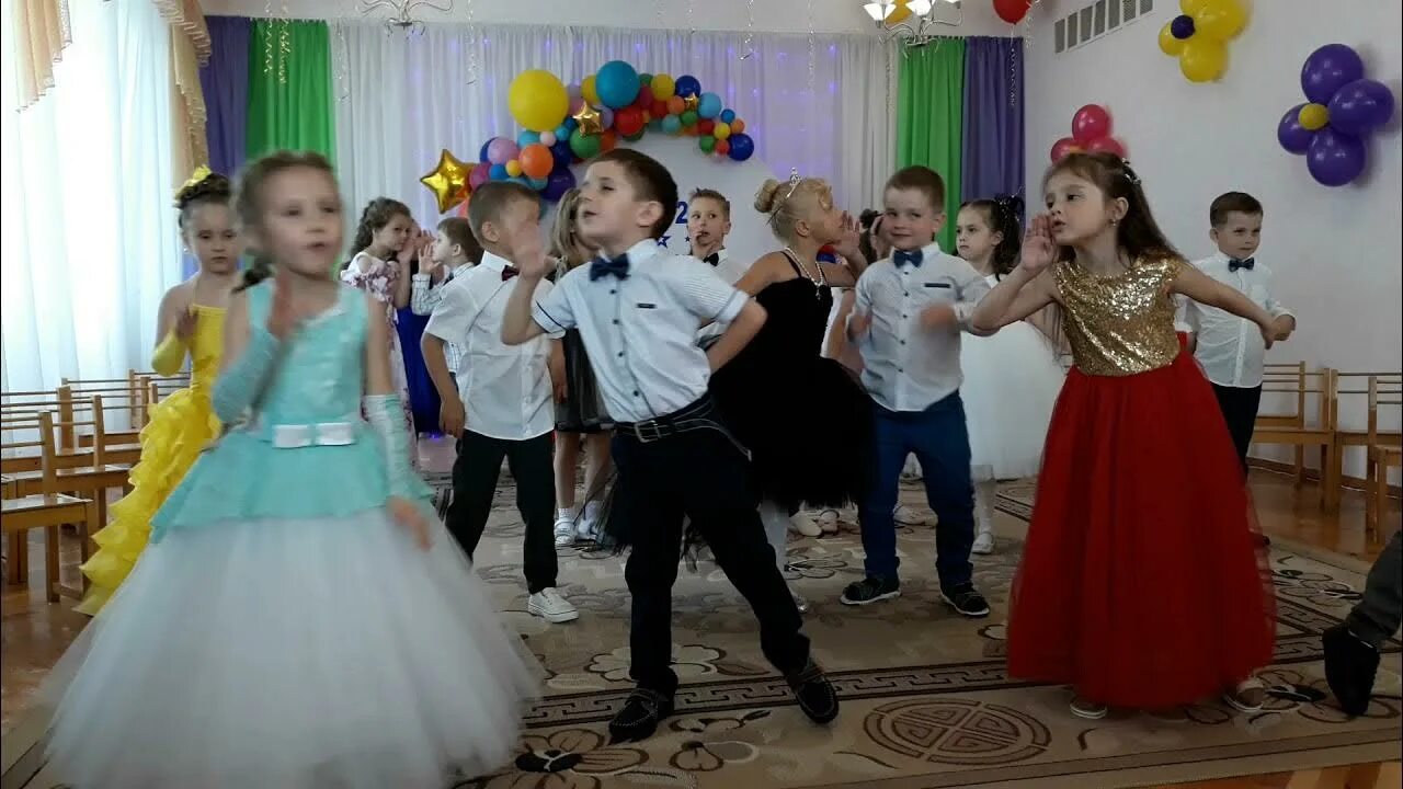 Детский сад 40 уфа. Вальс для девочек средней группы детсад. Танец вальс для 5 классников 3 минуты 4 секунды на 2 человека видео. Вальс в детском саду втроем. Зеркальный вальс.