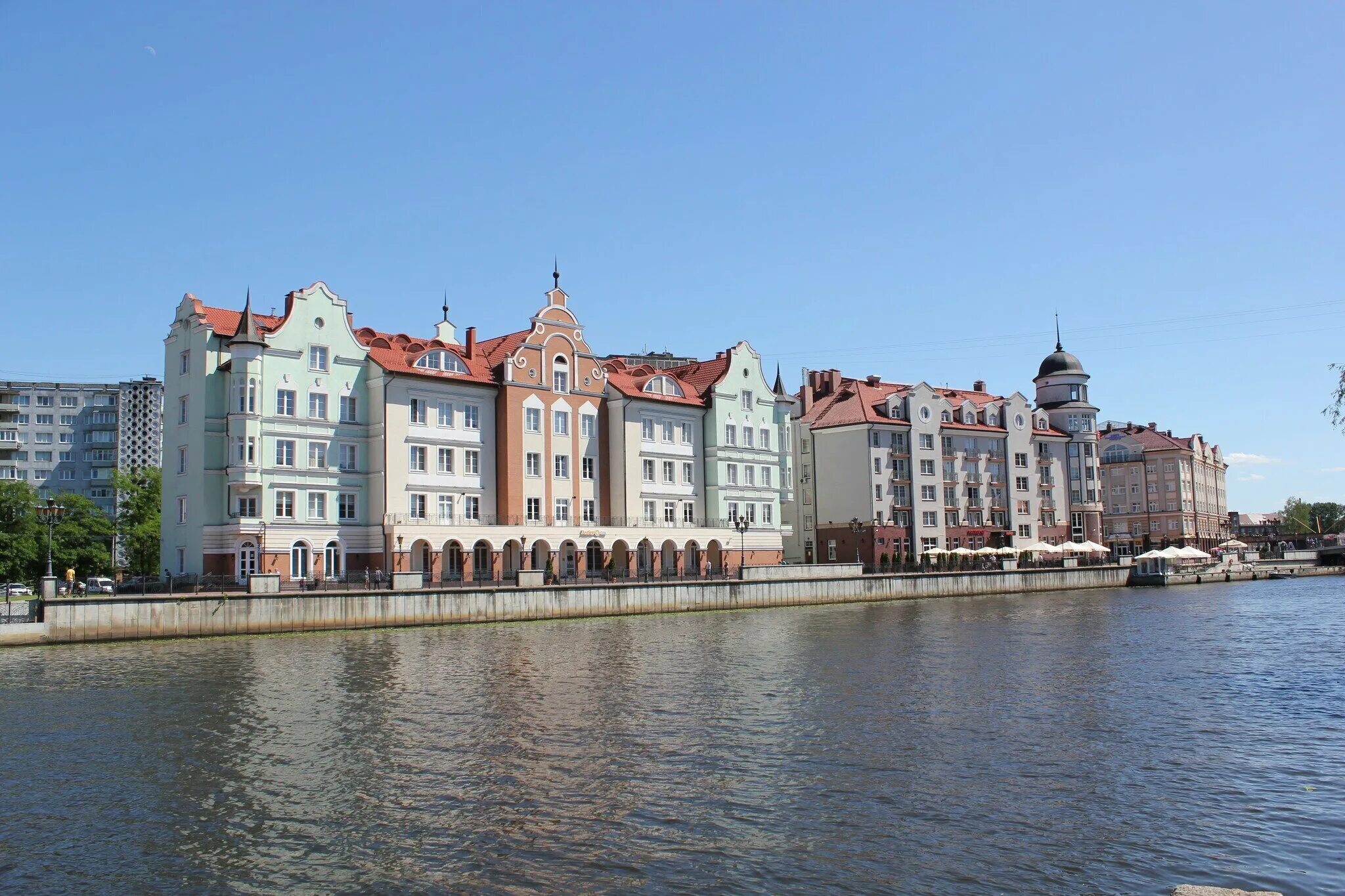 Тур в калининград ноябрь 2025. Рыбная деревня калининград. туристический калининград. калининград туристы. калининград бизнес центр на острове.