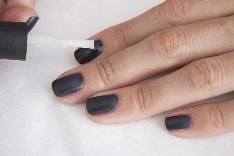 Черные матовые ногти. Матовое покрытие для ногтей плюсы и минусы. Матово глянцевый маникюр. Почему ногти матовые. Маникюр однотонный матовый.