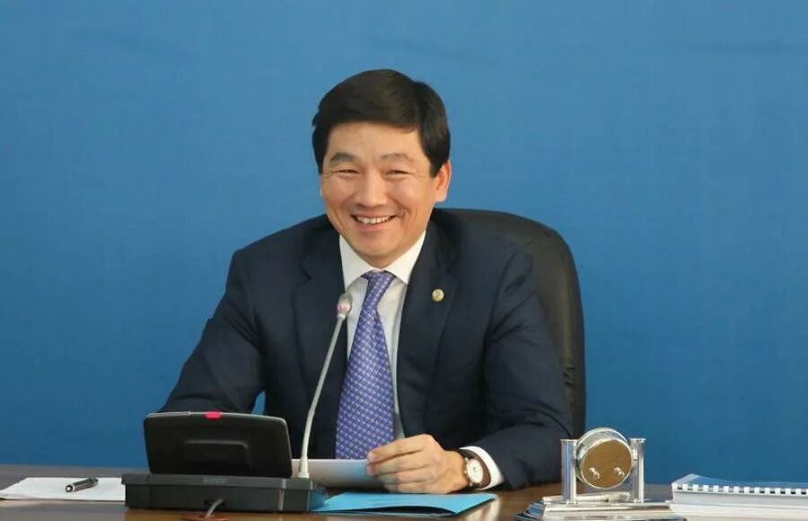 Байбек как в. Бауржан байбеков. Байбек казахстан. Мэр алматы. Байбек город фото.