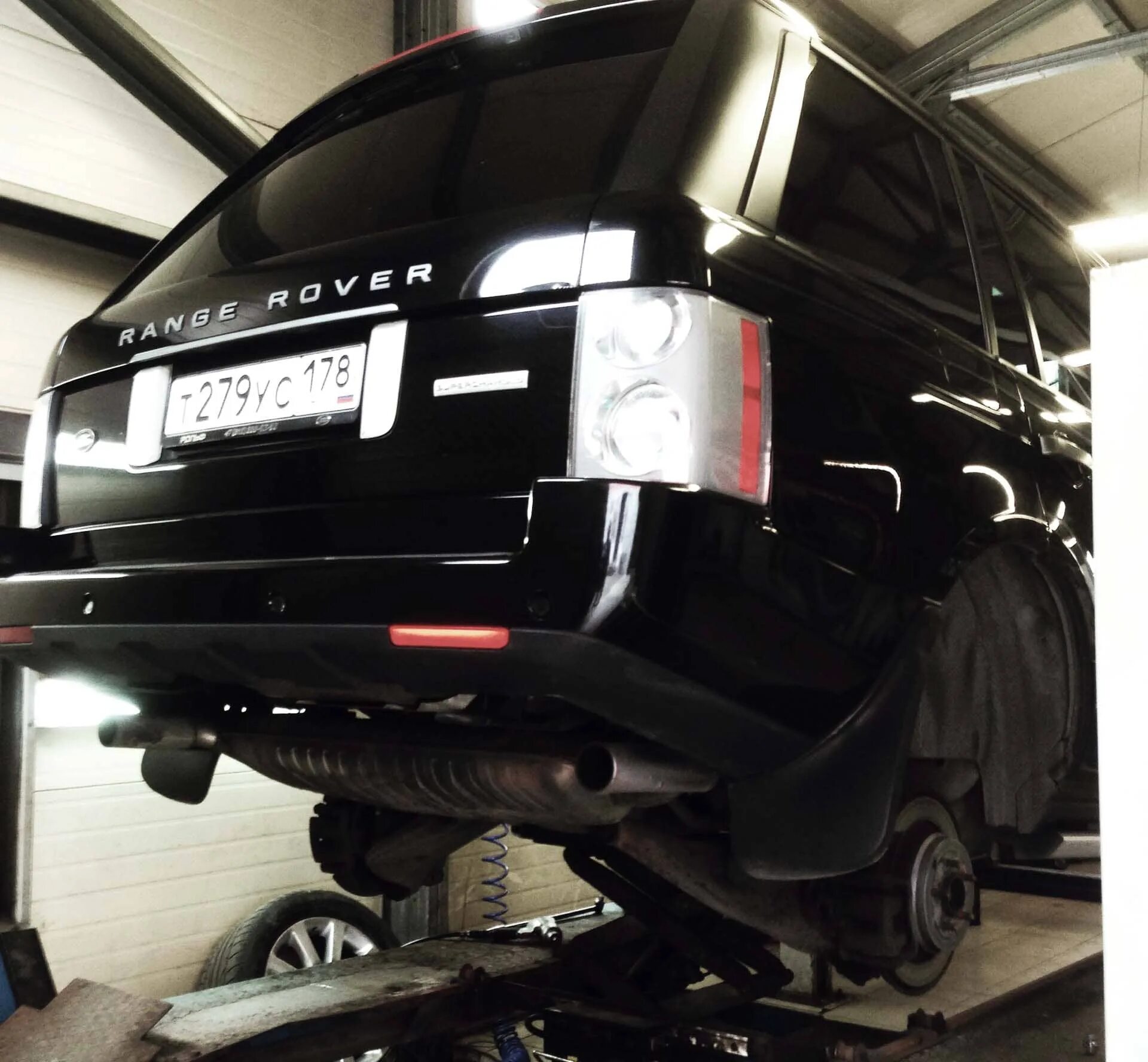 Подвеска range rover. Range rover 322 задняя подвеска. range rover sport 322 сзади. range rover sport 2006 пружинная подвеска. ленд ровер спорт 2006 сзади.