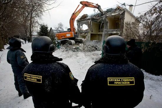 выселение семьи засечное судебные приставы. снос незаконных построек судебные приставы. новый суд в омске на левом берегу. снос приставами. в ставрополе снесли стену.