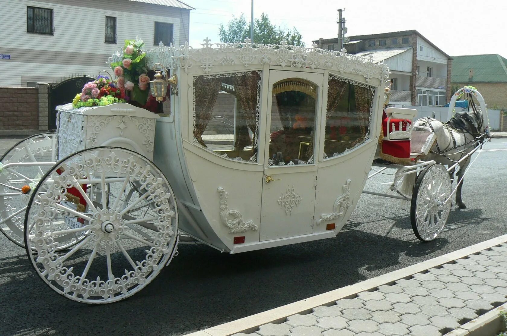 Золотая карета великобритании королевская. Золотая карета елизаветы 2. Королевская карета франции 19 века. Карета екатерины алексеевны 17-18 век. Карета екатерины 2 в оружейной палате.