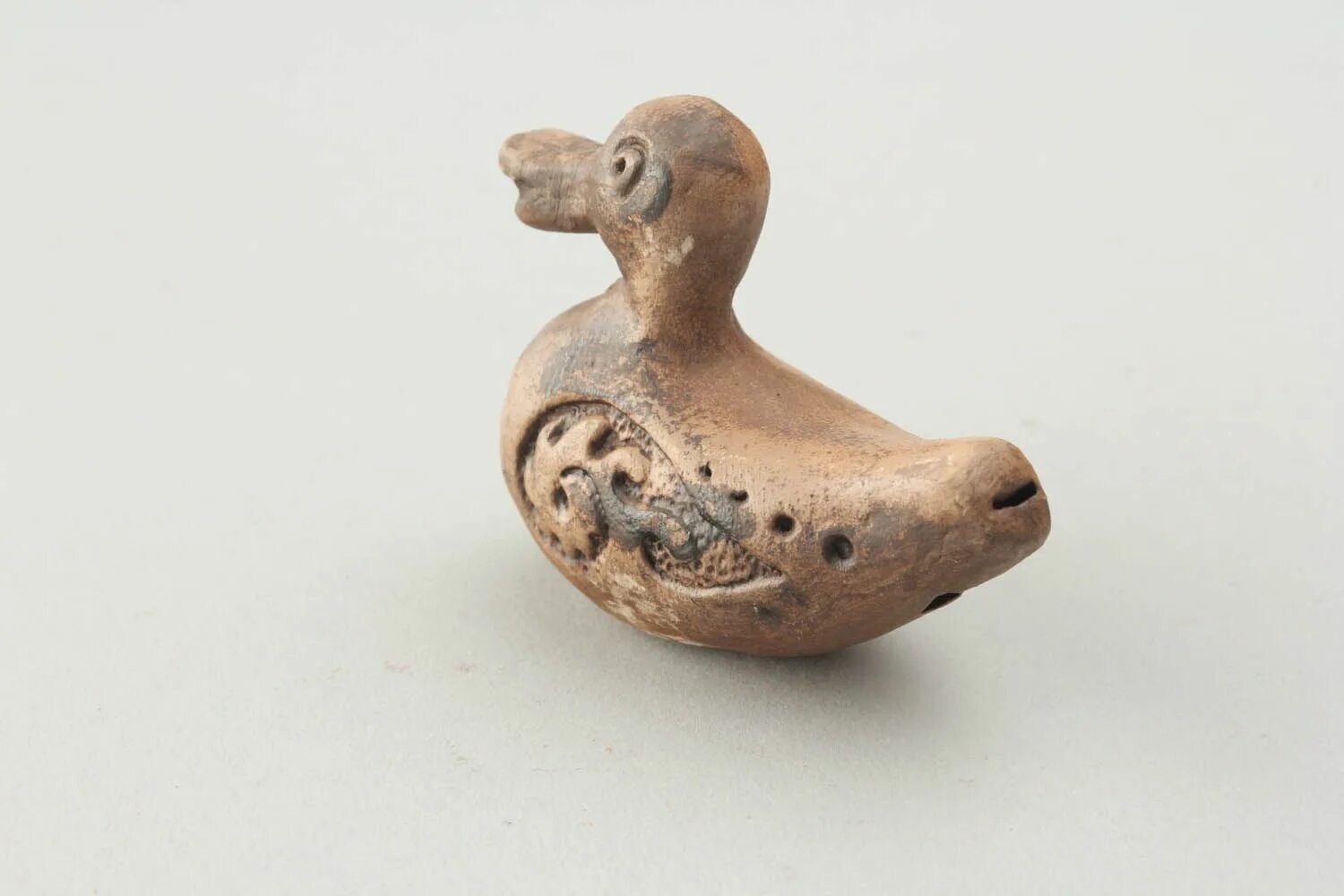 Игрушка свистулька это музыкальный инструмент впр. Глиняная свистулька Шулан. Птичка свистулька народные глиняные игрушки. Свистулька 18-19 век глиняная. Глиняная+свистулька-белорусская+игрушка.