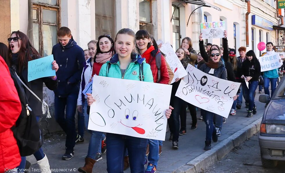 Соцопрос на улице. Соцопрос на улице. Аромашево население 2021. Прохожий поучаствовавший в соцопросе. Бесплатные обнимашки плакат.