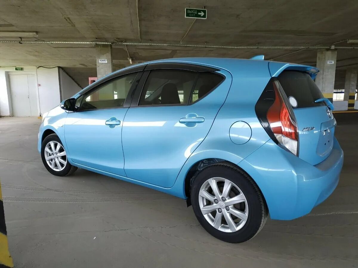Синяя бебра. Аква синий. Aqua blue духи мужские. Toyota aqua 2009. Тойота хэтчбек синяя.