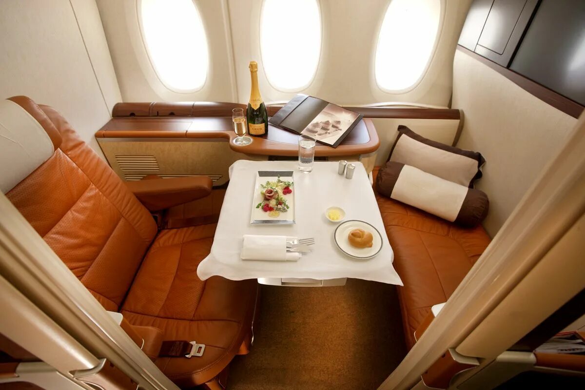 First class 0. Первый класс Emirates Airlines a380. Airbus a380 Singapore Airlines первый класс. Сингапурские авиалинии 1 класс. A380 внутри Люкс купе.