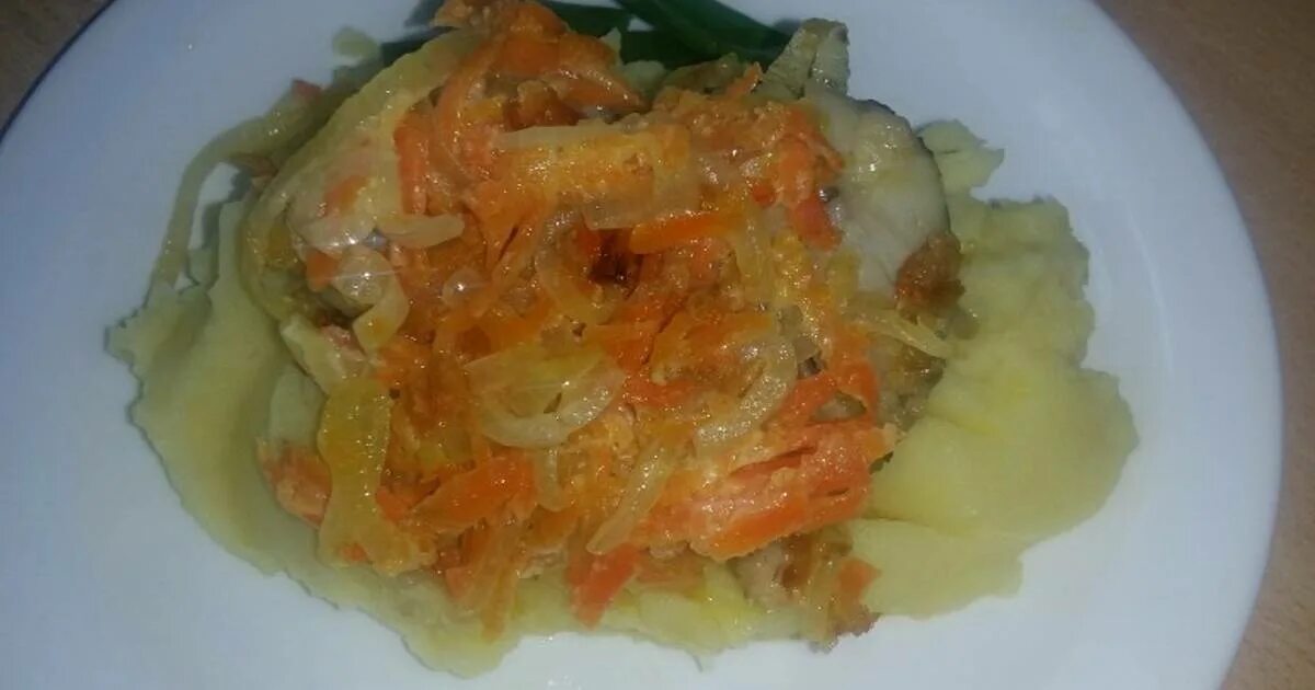 Скумбрия в масле с луком. Минтай в сметанном соусе на сковороде. Хе из минтая. Минтай в маринаде с морковью и луком. Минтай с луком и уксусом.