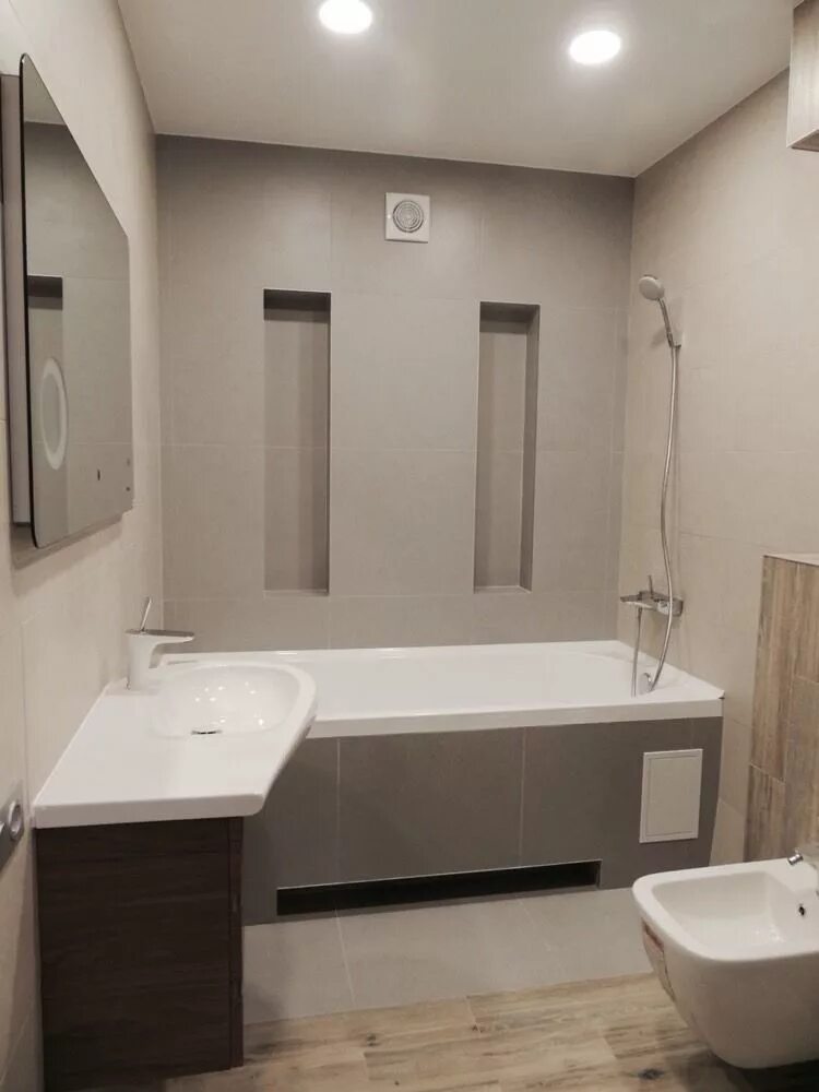 ванная напротив двери в ванную комнату. ванная комната совмещенная с туалетом. туалет в стиле минимализм. санузел с унитазом напротив двери. дверь в ванную комнату.