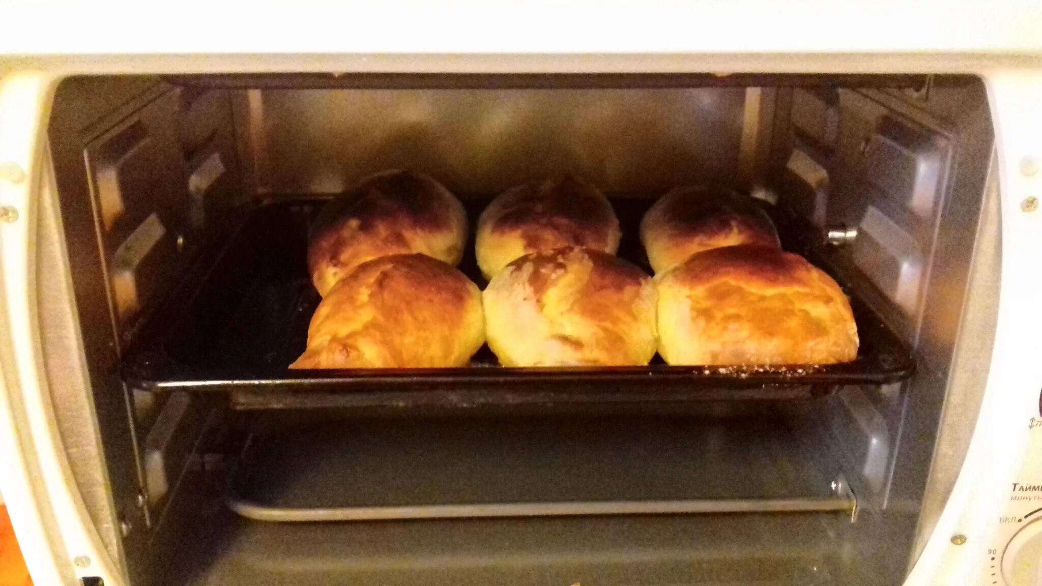 Печь пироги в духовке. Сушка в духовке с конвекцией. Пирожки в электрической печи. Пирожки в электрической печи. Выпечка в духовом шкафу.