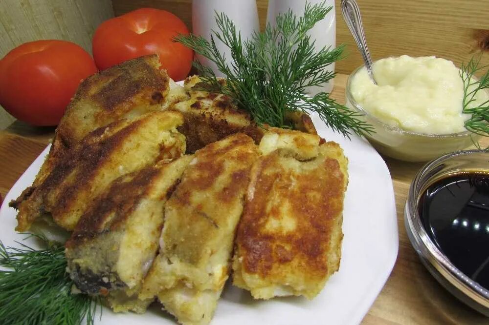 Как приготовить пикшу вкусно на сковороде. Пикша в духовке. пикша жареная. пикша в кляре на сковороде. пикша жареная на сковороде.