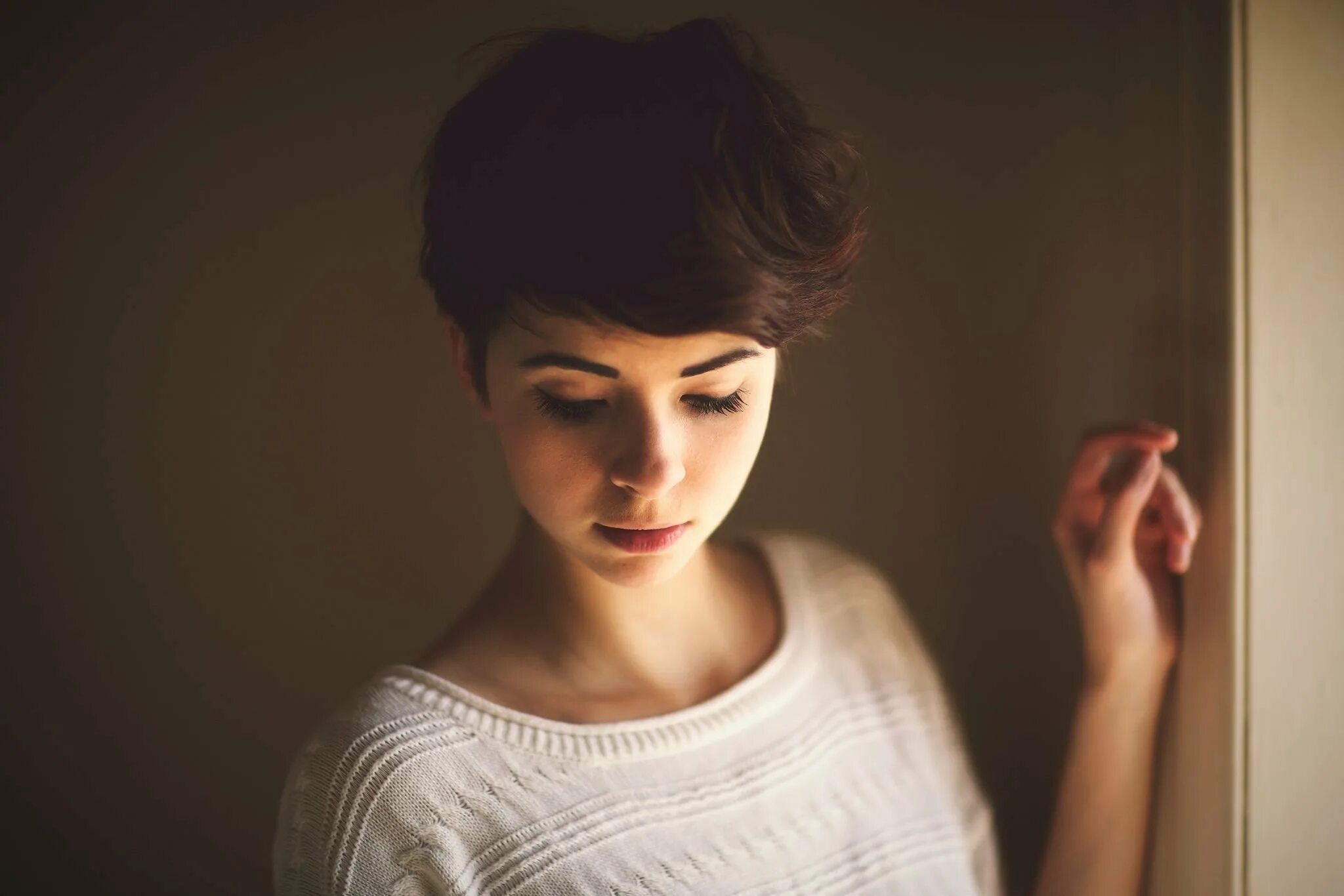 короткие стрижки для девушек. девушка с короткой стрижкой арт. брюнетка с каре со спины. девушка с короткими черными волосами. девушка со спины.