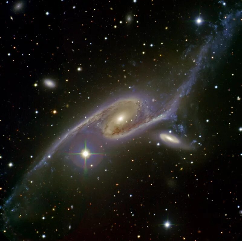 Размер самой большой галактики. NGC 6872 Галактика. Большая спиральная Галактика (NGC 6872). NGC 6872 спирально Галактика Созвездие Павлин. Галактика большая спиральная Галактика (NGC 6872) фото.