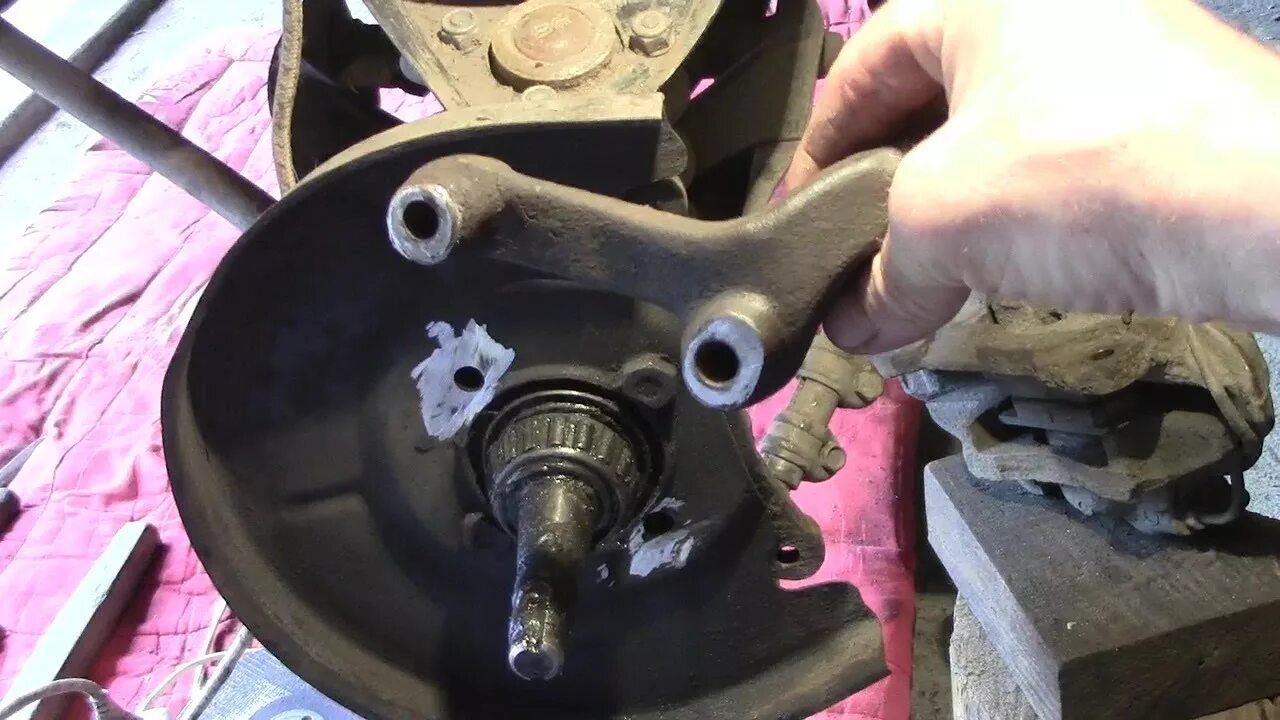 Как снять передний поворотный кулак Ford Focus 1 #RAZNOBOY #FordFocus1 #фордфоку
