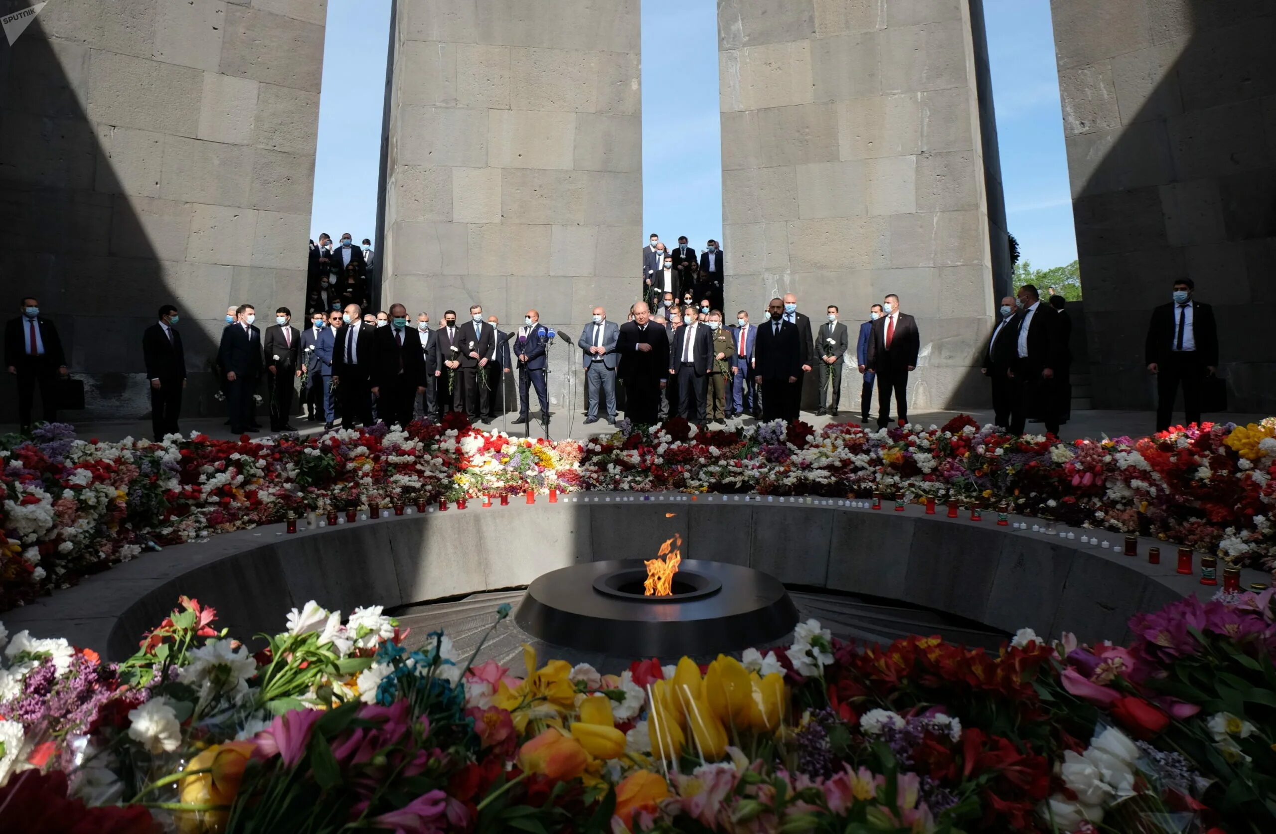 Мемориальный комплекс Цицернакаберд. Мемориал Цицернакаберд в Ереване. Мемориал геноцида армян в Ереване. Мемориальный комплекс Цицернакаберд и музей геноцида в Ереване. Геноцид армян память