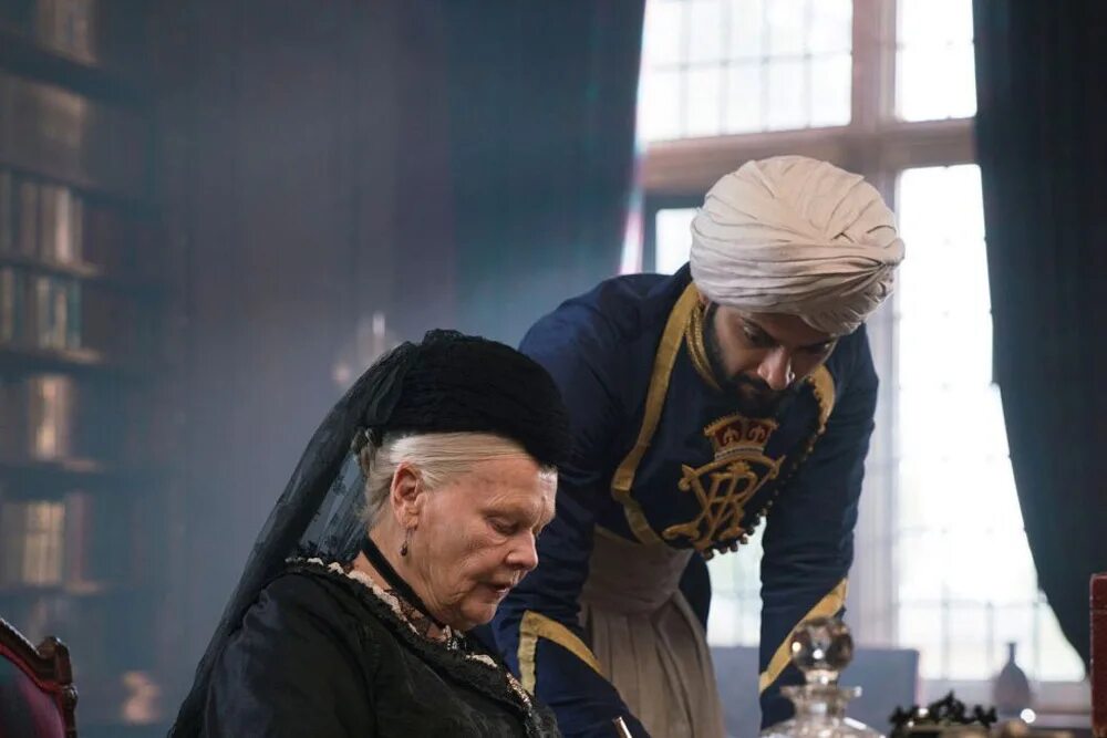 Королева виктория и абдул фильм. Королева и абдул. Виктория и абдул фильм. Виктория и абдул фильм 2017. Джуди денч королева виктория.