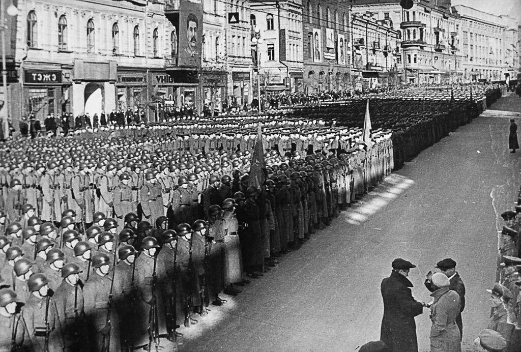 Киев военные годы. Киев 1939. Военный парад на Крещатике. Военный парад Киев 1937. Киев 1930.
