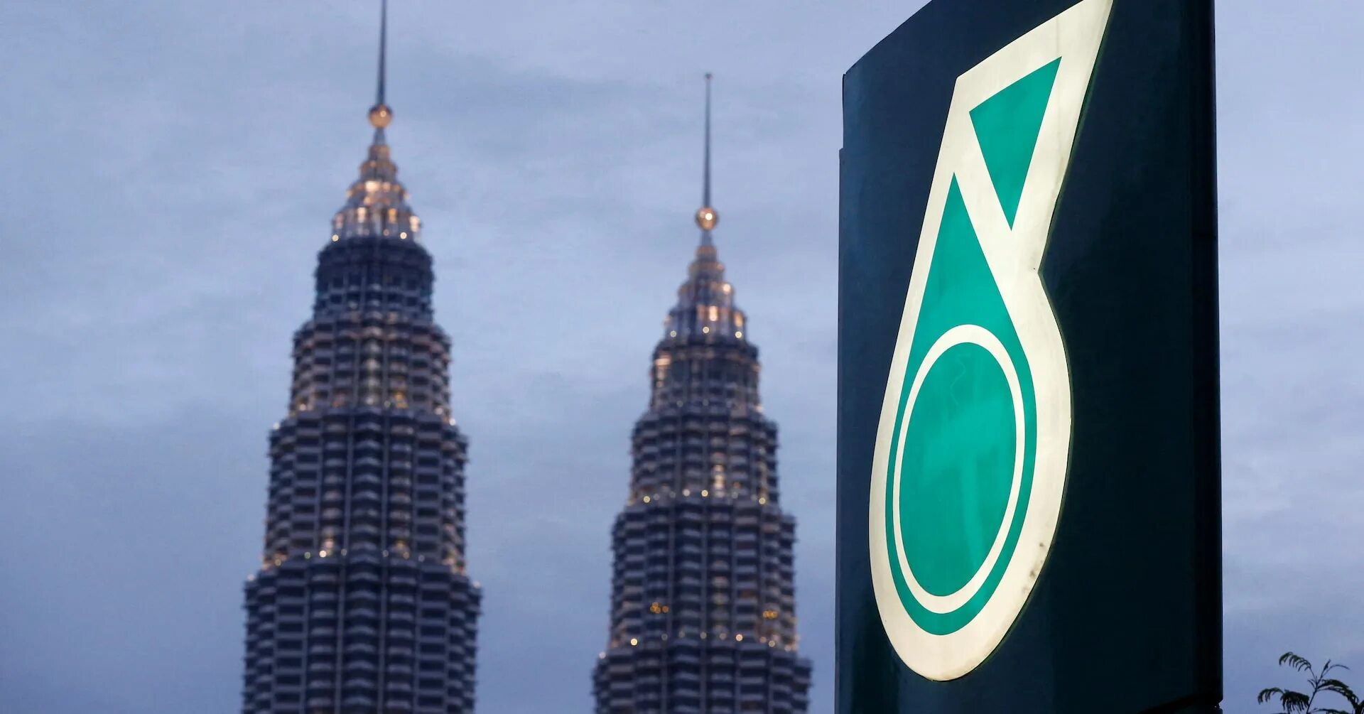 Башни близнецы в дубае. Нефтяная корпорация петронас. Petronas malaysia. Нефтяная корпорация петронас. Petronas malaysia.