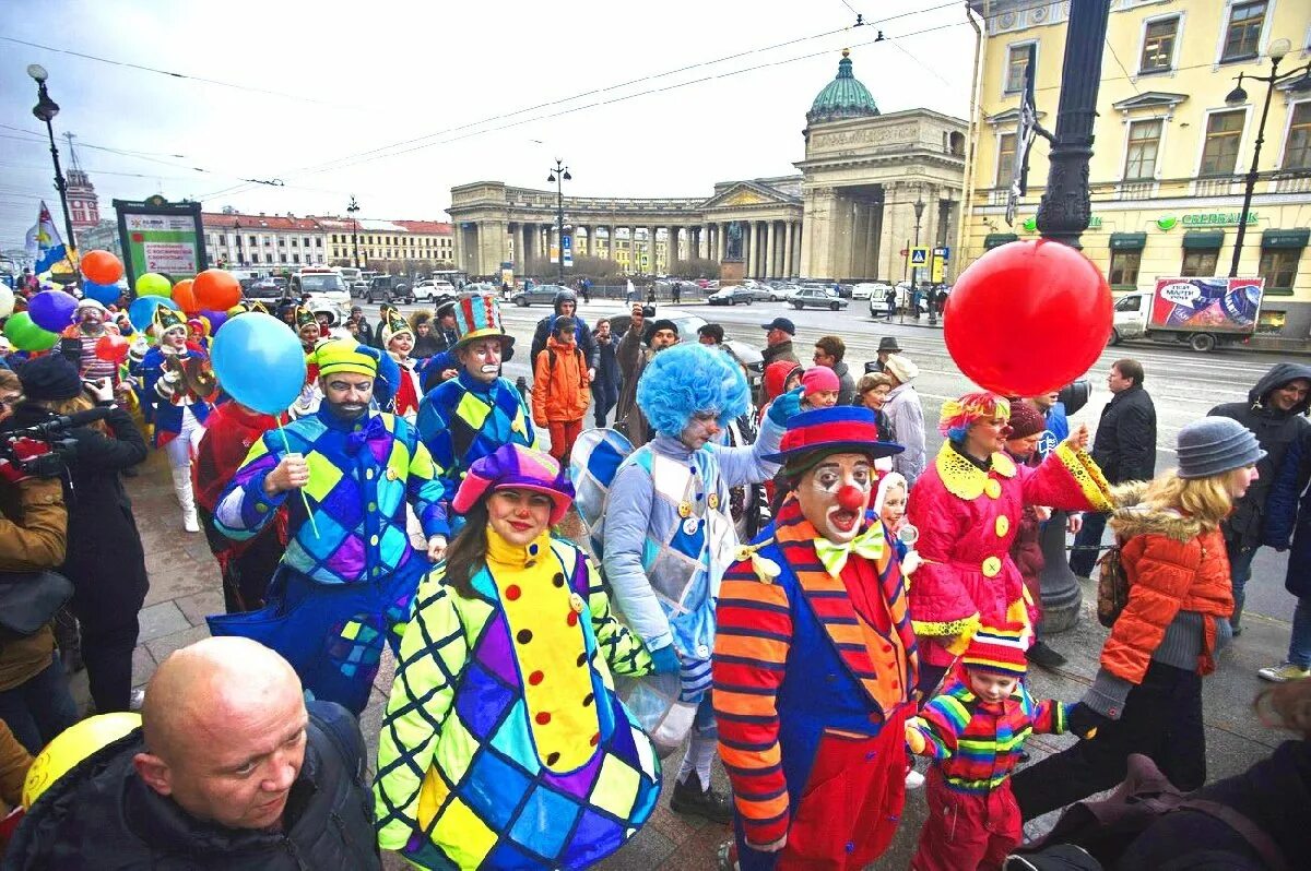 Шествие клоунов. Клоуны на улицах города. Клоун на улице. Карнавал в Санкт-Петербурге. Украина сегодня 1 апреля