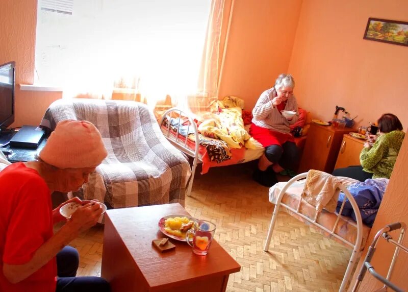 Дом престарелых тула. Комната в доме престарелых. комната для пожилого человека. комната отдыха для пожилых. комнаты для проживания в домах престарелых.