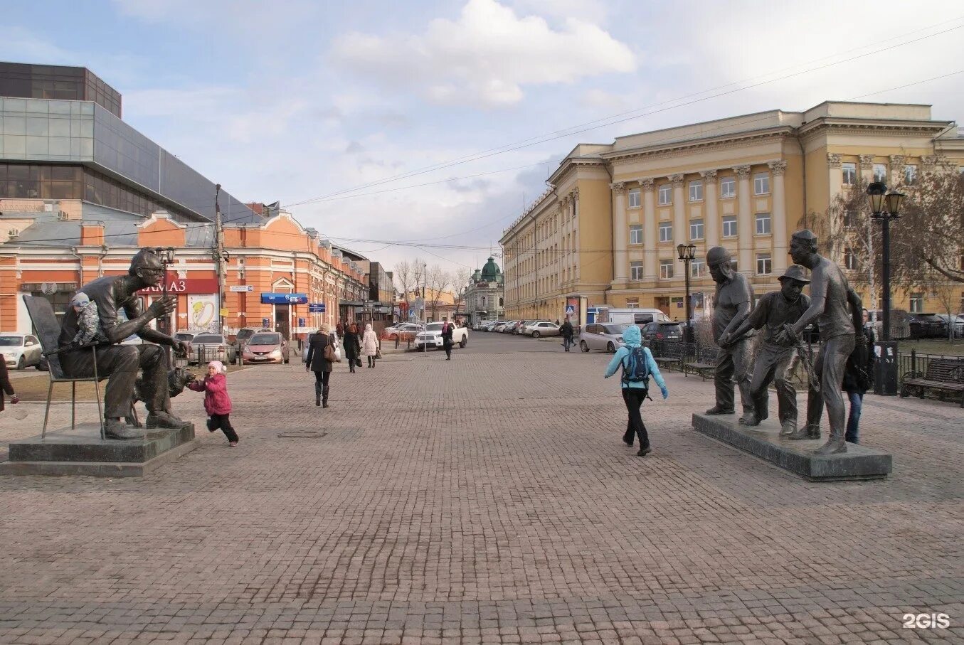 Понедельник в городе иркутске. Площадь труда Иркутск. Достопримечательности Иркутска сквер. Иркутск площадь города. Центральная площадь Иркутска.