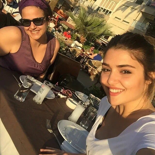 Татуировки ханде. Ханде эрчел селфи. hande erçel селфи. ханде эрчел hande erçel handemiyy. ханде эрчел селфи с телефоном.