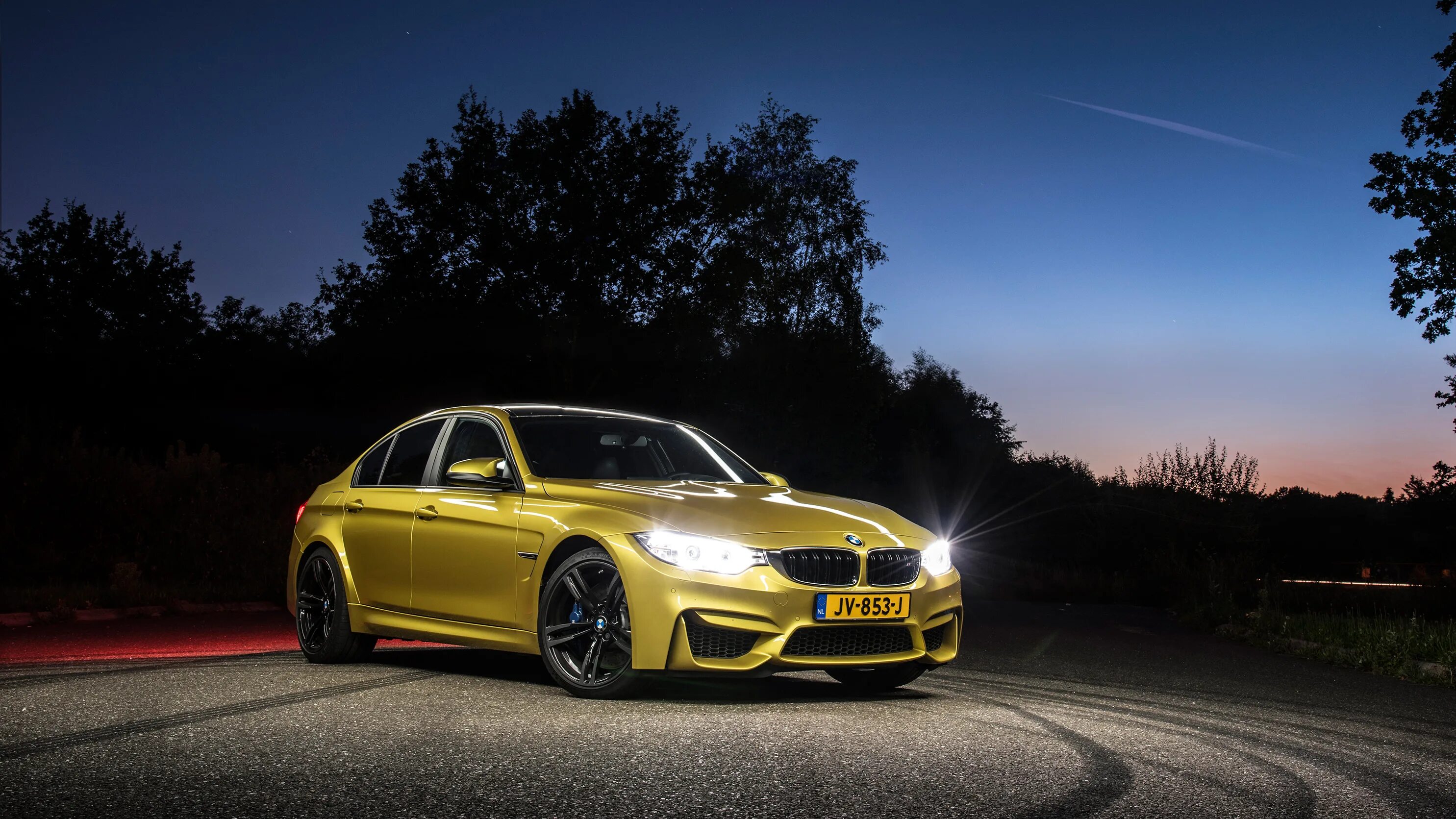 Бмв м3 обои. BMW m5 f10. BMW m3 Золотая. BMW m3 f80 Золотая. BMW m3 f80 Yellow.