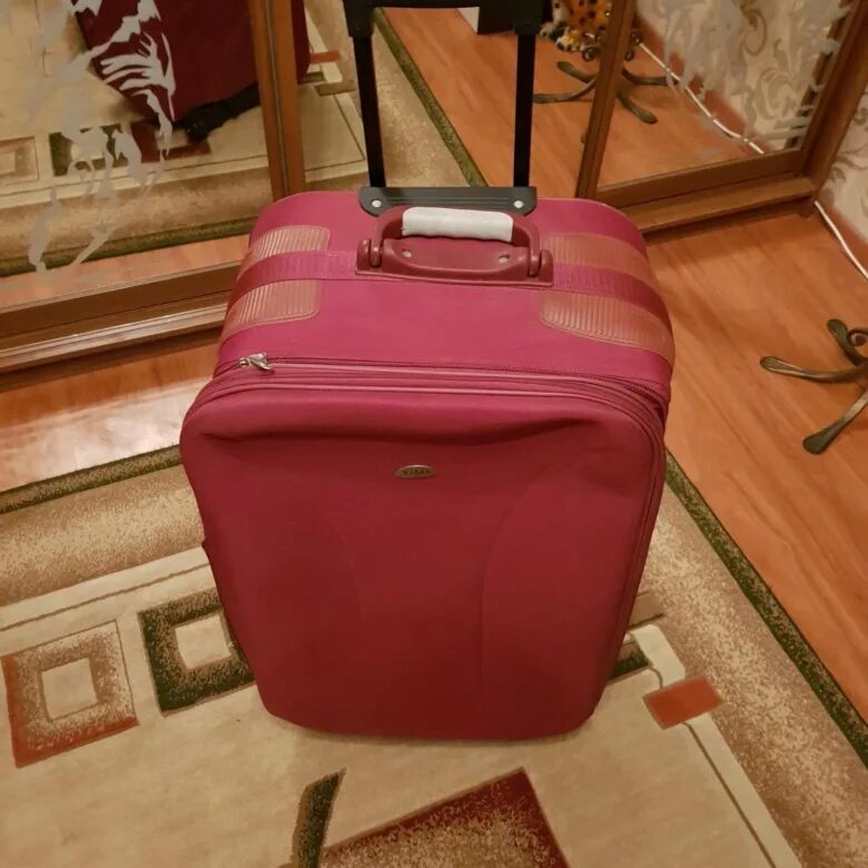 Собранная сумка. Собирай сумки. Дом чемодан. Собранный чемодан. Женский чемодан с вещами.