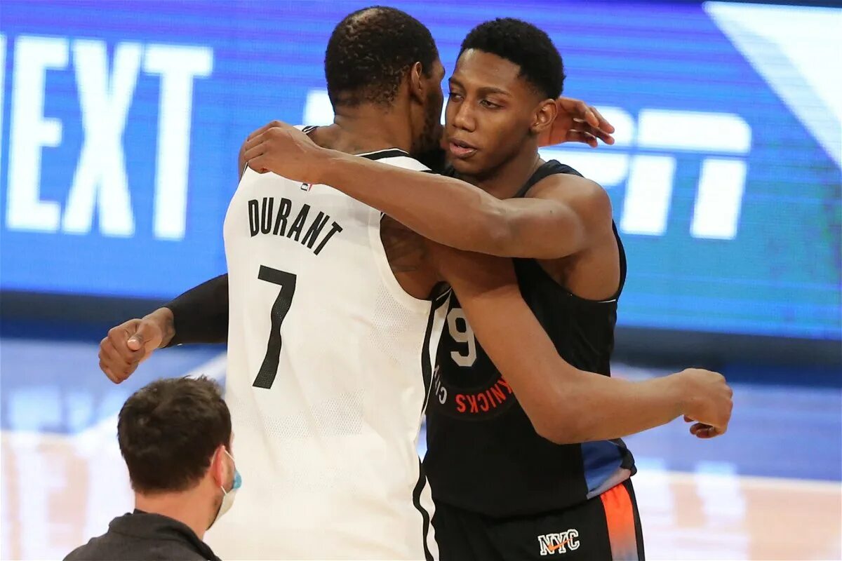 Go for a punch. Рукопожатие баскетболистов. nba respect moment. go for a punch нашли.