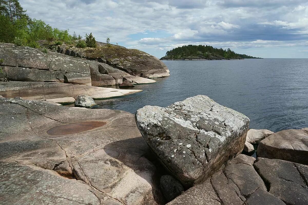 край озер гранитных скал и порожистых. карелия вуокса ладога. курчавые скалы карелия. карельские скалы рускеала. камень в лесу.
