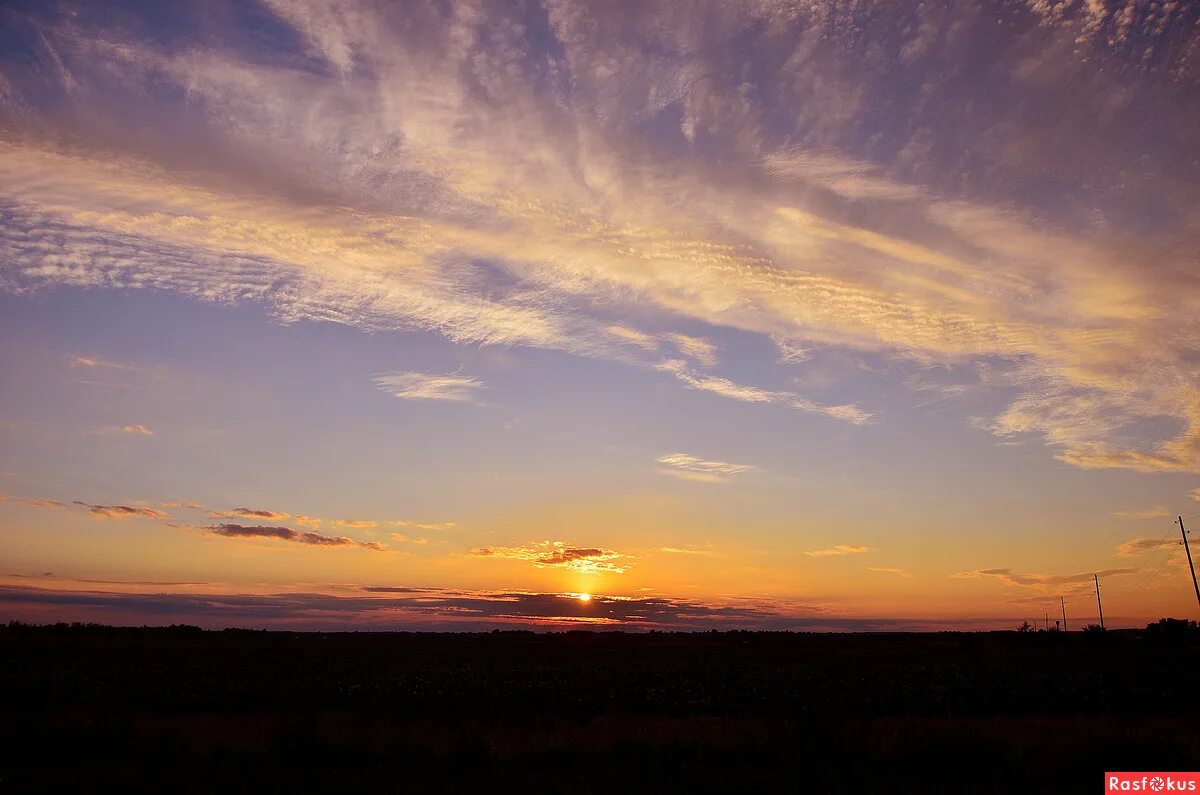 небо пустыни. там, за горизонтом. закат солнца. солнышко уходит за горизонт. рассвет в пустыне.