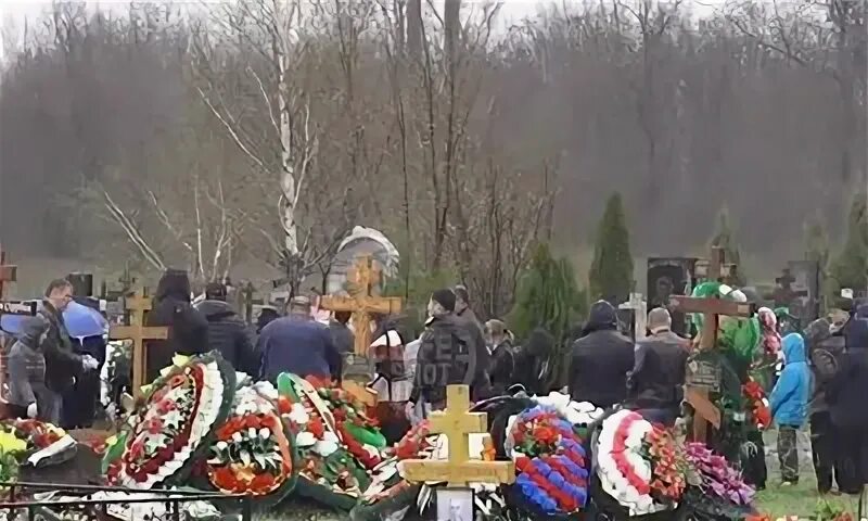 Похороны в новочеркасске. В новочеркасске простились. Похороны в новочеркасске. Могилы подростков новочеркасск. Усыпальницы донских атаманов.