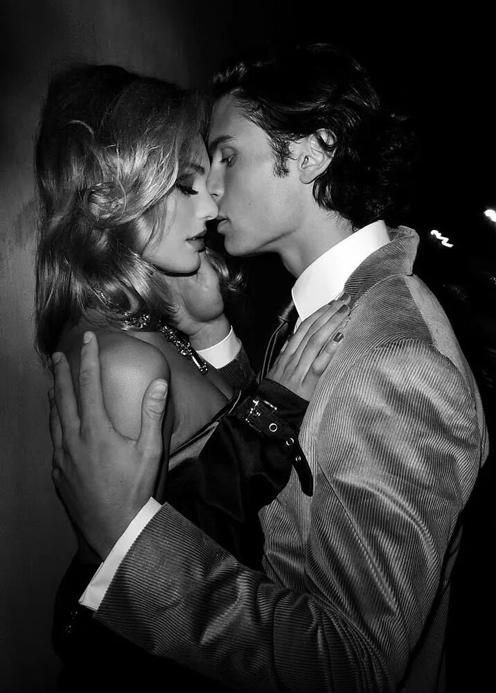 Страстный французский. Страстные поцелуи. Мужчина и женщина. Поцелуй мужчины и женщины. Красивый поцелуй.