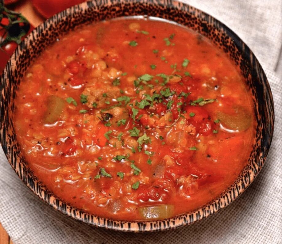 чечевичный суп на курином бульоне. супа ру. красный чечевичный суп. красная чечевичная похлебка. томатный суп с чечевицей.