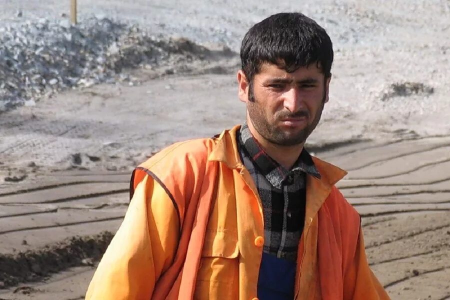 таджик строитель. мигранты таджикистана. гастарбайтеры на стройке. таджики гастарбайтеры. гастарбайтеры смешные фото.