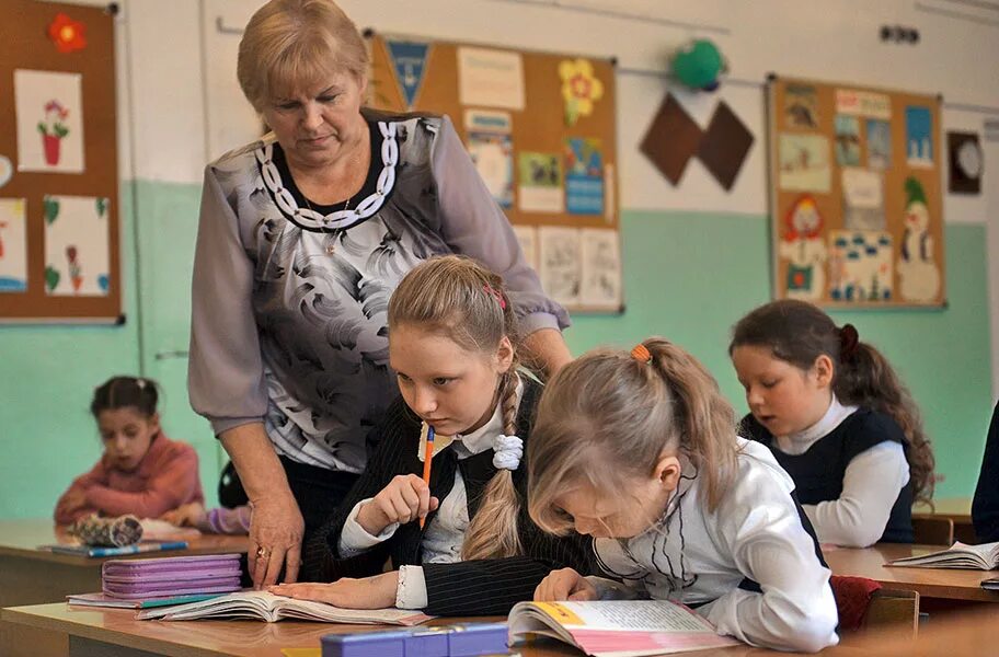 Сильная начальная школа. Педагог и ученик. Учитель начальных классов. Учительница начальных классов. Учитель в младших классах.