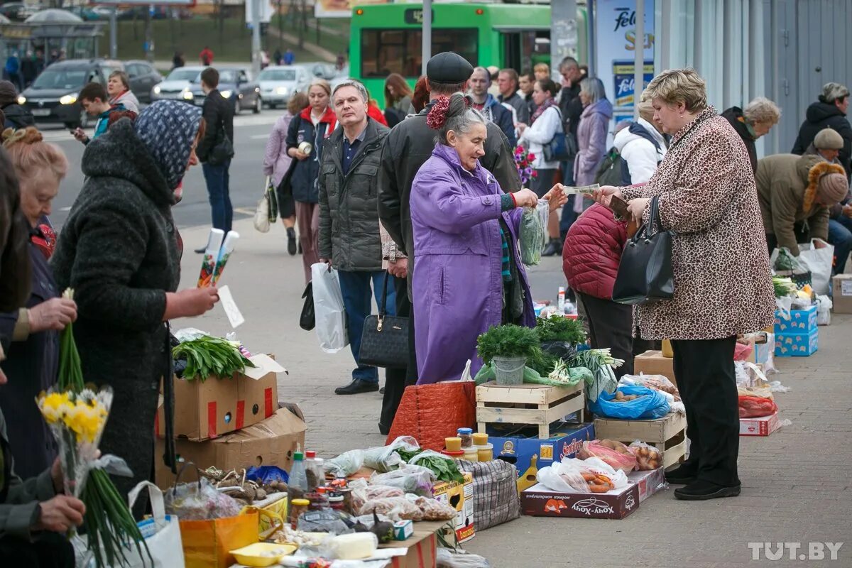 Продажа людей в россии. Люди на рынке. Бабушка на рынке. Торговаться на рынке. Торговля на базаре.