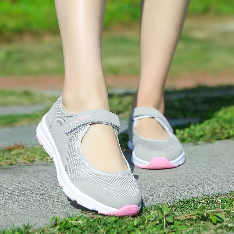 Летом на липучке отзывы можно ли. Удобная спортивная обувь для женщин. Спортивная летняя обувь для женщин. Летние кроссовки женские. Обувь женская летняя кроссовки.