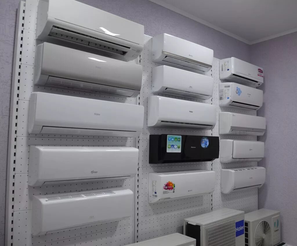 витрина кондиционеров. склад сплит систем. магазин кондиционеров. климатическое оборудование кондиционеры. климатическая техника ballu.