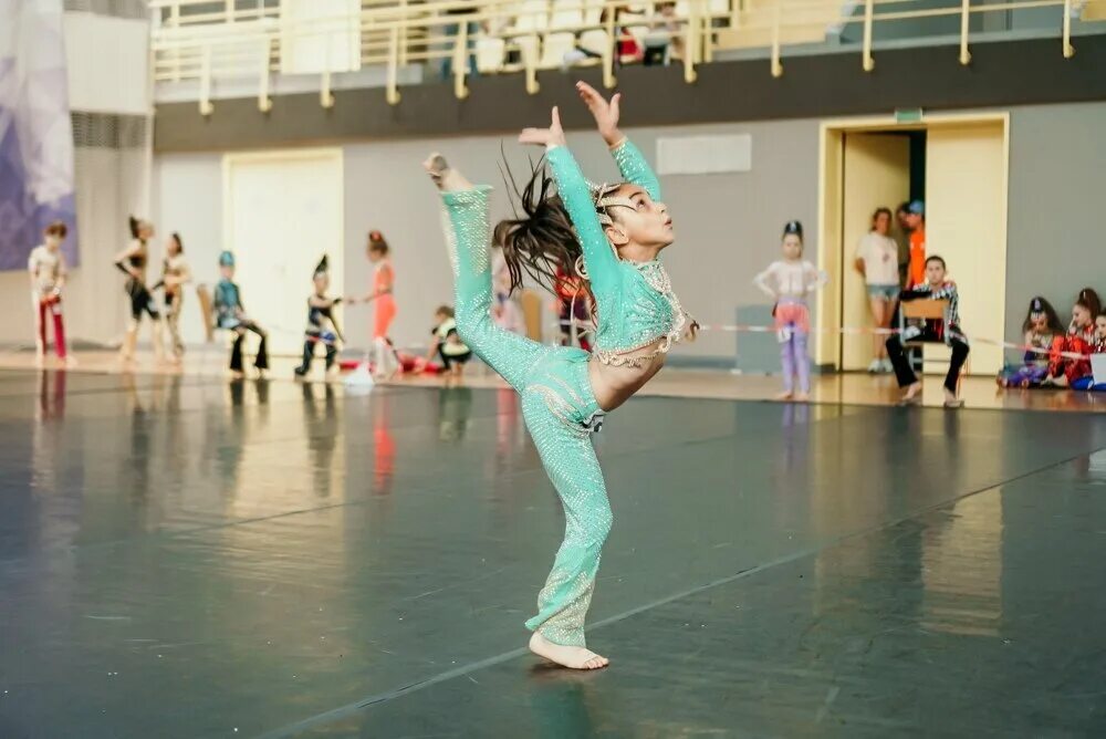 Студия танцев химки. Шапка для танцев. Школа спортивных бальных танцев для детей курск. Студия танцев mix химки. Каскад хип хоп балашиха танцы.